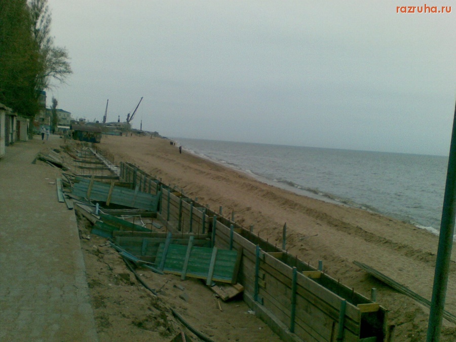 Махачкала - пляж развалился от воды