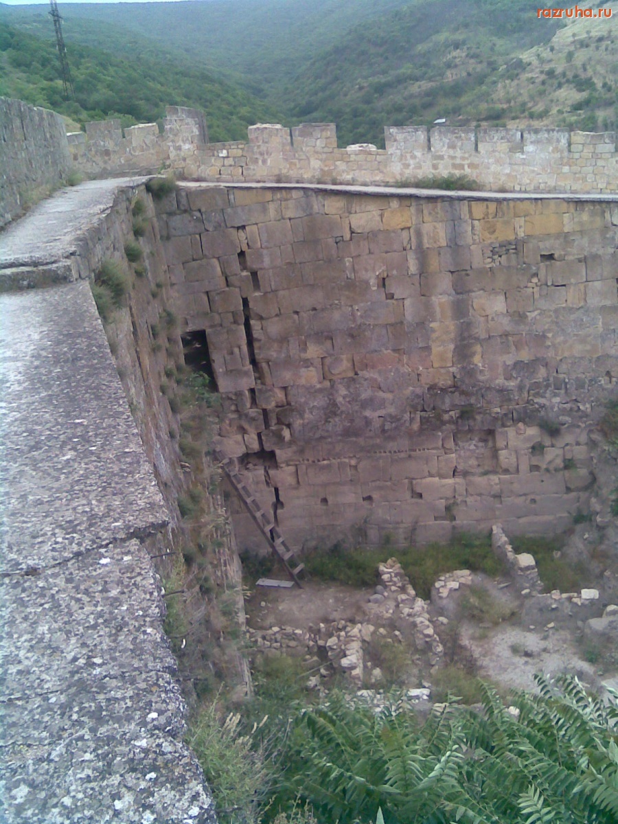 Дербент - А вам слабо штурмовать такую стену