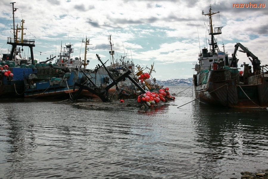 Петропавловск-Камчатский - тот же самый флот (аррестованные, никому не нужные суда)