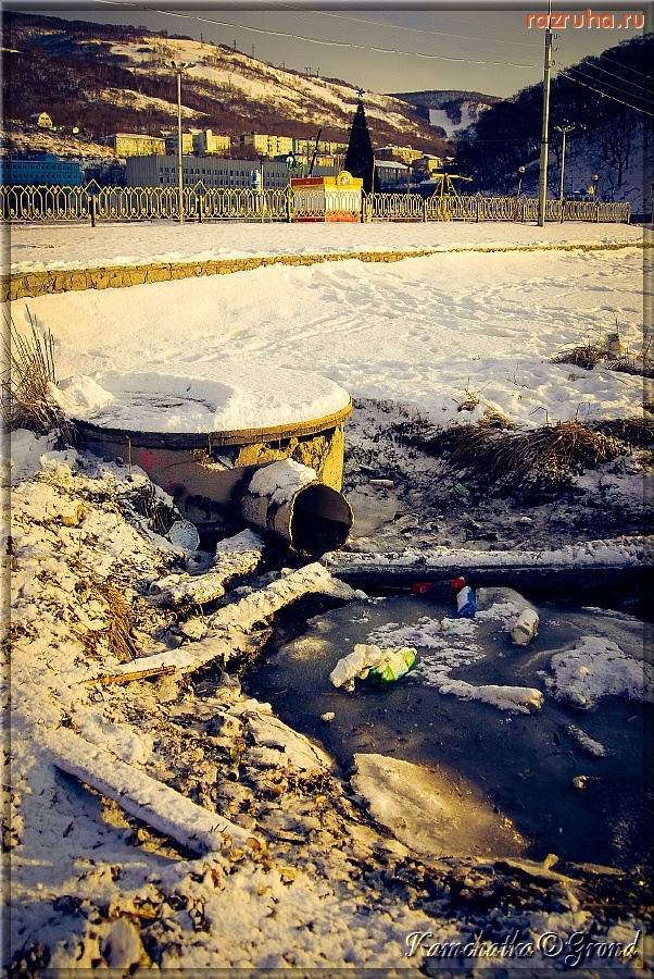 Петропавловск-Камчатский - Центр города! ... какашки стекают в бухту :)