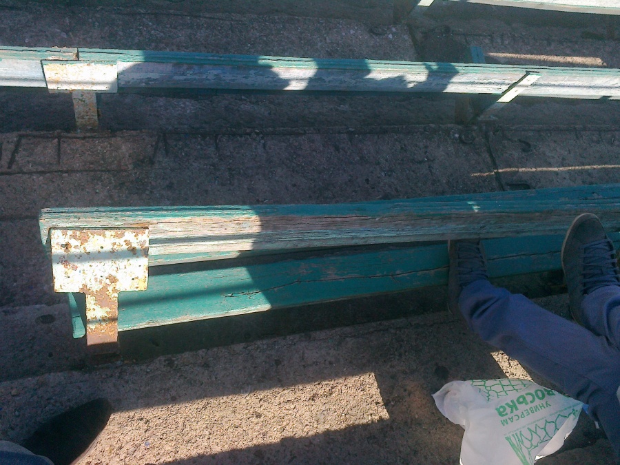 Королев - Гнилые лавочки трибун стадиона 