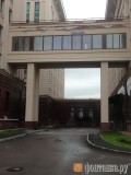 Санкт-Петербург - С нового здания горсуда уже обвалилась штукатурка.На строительство было потрачено 2,4 млрд рублей. Кто получил откат?