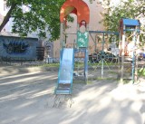 Санкт-Петербург - Петроградский район. Убогая детская площадка на ул. Мичуринской 13.