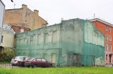 Санкт-Петербург - В Петроградском районе многолетнюю разруху стыдливо прикрывают сеточкой.  Малый проспект ПС.