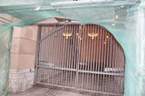 Санкт-Петербург - Персональная арка Вадима Тюльпанова.  По распоряжению А. Делюкина на фасаде установлены камеры, а на воротах - золотые двуглавые орлы.