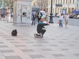 Санкт-Петербург - Центральный район. Невский проспект. Уличный танцор у Гостинного Двора