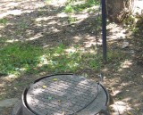 Тверь - зобретательные жители привязали люк к столбику, чтобы тот совсем не упал. Мигаловская набережная около дома 10.