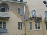Тверь - Красивый балкончик с цветами, но обвалившая штукатурка совсем не смотрится. Ул. Карпинского дома 10/2.
