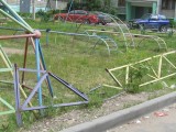Тверь - ломанные ограждения на детской площадки во дворе дома 9 по ул. Малая Самара.
